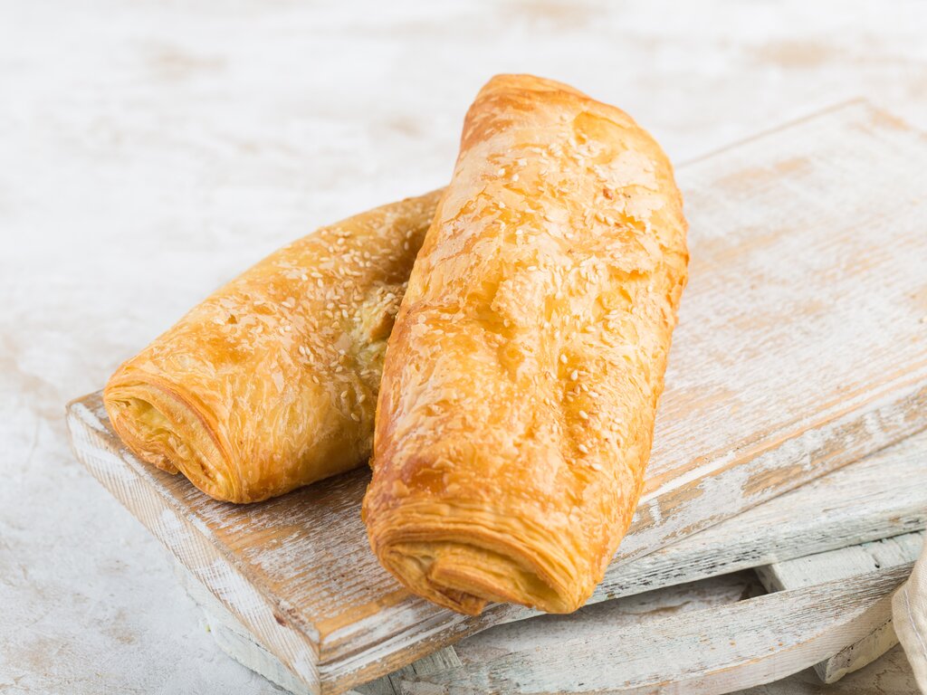 Слойка с охотничьей колбаской